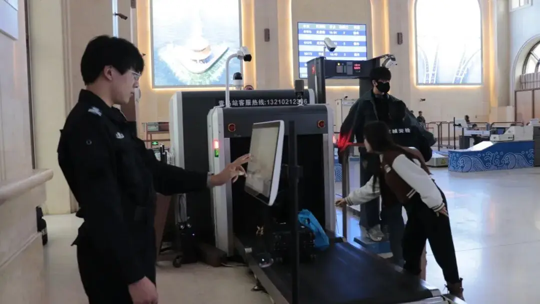 Security X-ray Machine Scanning Luggage